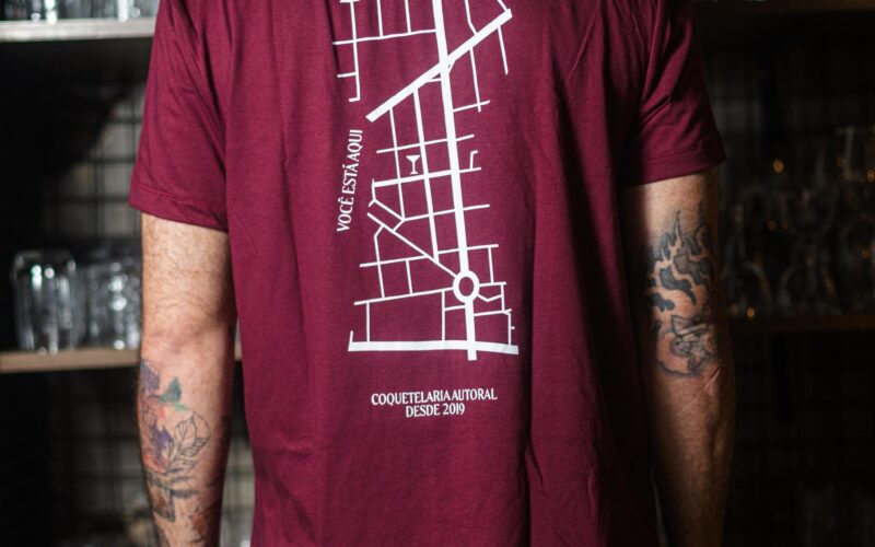 Camiseta Hideout Ano 7 - Fechadura - Bordô