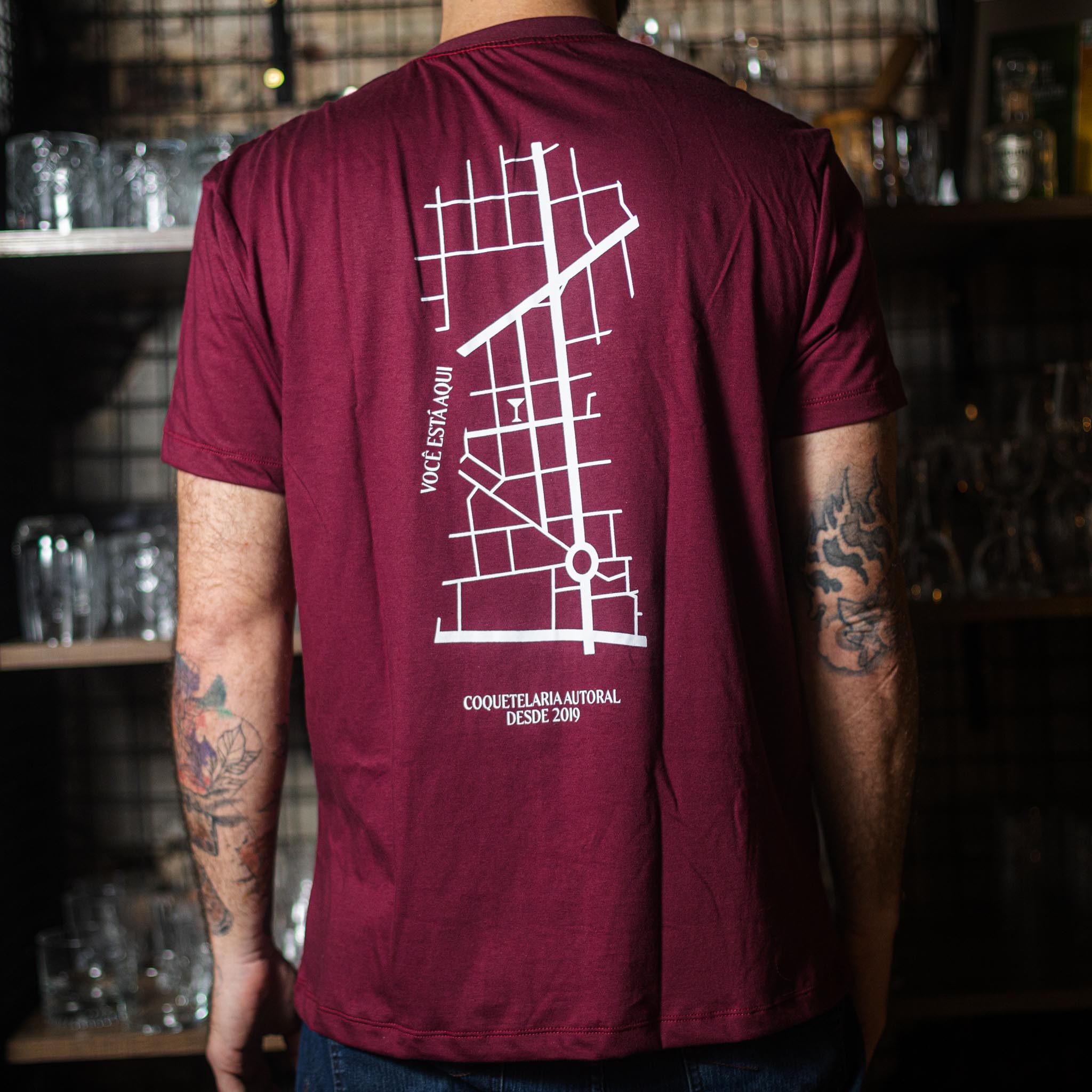 Camiseta Hideout Ano 7 - Fechadura - Bordô